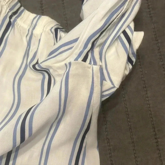 Cute light & airy off shoulder top - Picture 7 of 7